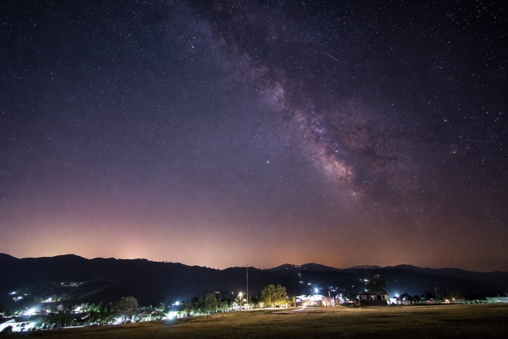 Milky Way visible above Bir Billing on a clear night, one of the most magical things to do in Bir for stargazing enthusiasts.